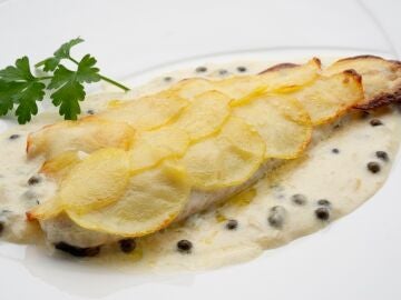 Arguiñano elabora una lubina en costra de patata con salsa de pimienta: "Una receta de un 3 estrellas Michelín"