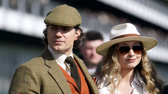 Henry Cavill y su pareja Natalie Viscuso en el Cheltenham Festival 