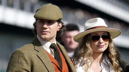 Henry Cavill y su pareja Natalie Viscuso en el Cheltenham Festival Henry Cavill y su pareja Natalie Viscuso en el Cheltenham Festival