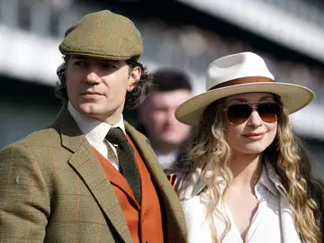Henry Cavill y su pareja Natalie Viscuso en el Cheltenham Festival Henry Cavill y su pareja Natalie Viscuso en el Cheltenham Festival