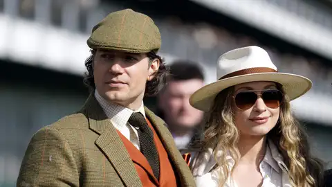 Henry Cavill y su pareja Natalie Viscuso en el Cheltenham Festival Henry Cavill y su pareja Natalie Viscuso en el Cheltenham Festival
