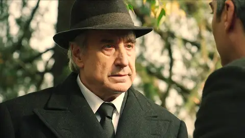 Don Pedro paga una gran cantidad de dinero a Górriz para que se marche de la empresa y no entorpezca en sus planes Don Pedro paga una gran cantidad de dinero a Górriz para que se marche de la empresa y no entorpezca en sus planes