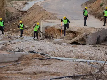Agentes de la Guardia Civil buscan a una de las desaparecidas en las inundaciones causadas por la Dana Agentes de la Guardia Civil buscan a una de las desaparecidas en las inundaciones causadas por la Dana