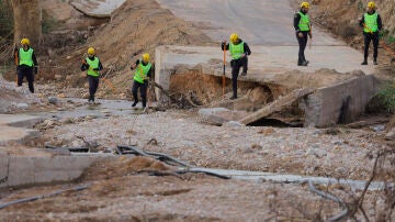 Agentes de la Guardia Civil buscan a una de las desaparecidas en las inundaciones causadas por la Dana