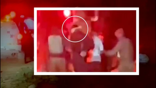 El momento en el que le atienden en una ambulancia El momento en el que le atienden en una ambulancia