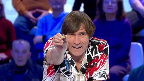 La impresionante colección de chapas de Julio Salinas: más de 30.000… ¡y hasta las diseña él mismo! La impresionante colección de chapas de Julio Salinas: más de 30.000… ¡y hasta las diseña él mismo!