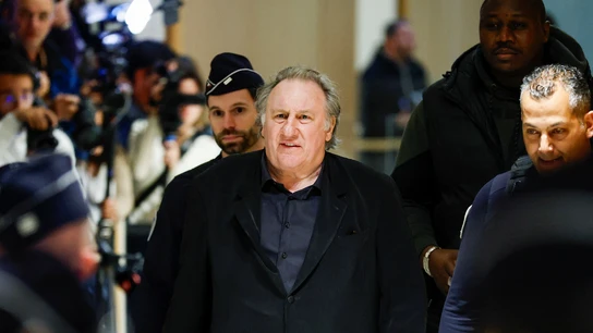 Gérard Depardieu llega a los juzgados de París donde se le acusa de agresión y acoso sexual Gérard Depardieu llega a los juzgados de París donde se le acusa de agresión y acoso sexual