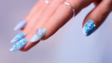 Manicura celeste con mariposa Manicura celeste con mariposa
