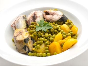 Argui&ntilde;ano elabora una cazuela de caballa con guisantes: "Sencilla, rica, barata y de temporada"