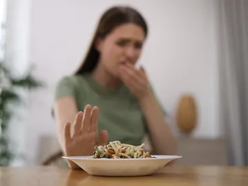 Una mujer rechaza comida Una mujer rechaza comida