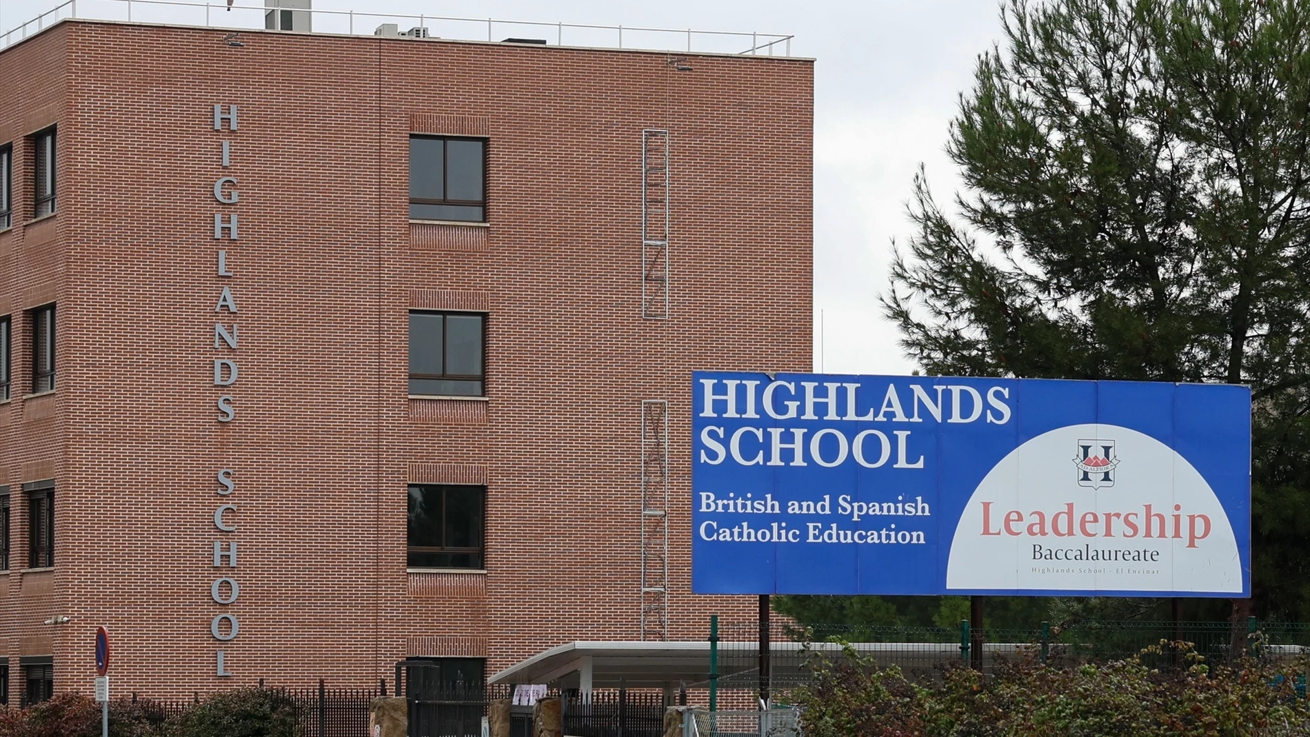 Fachada Exterior del Colegio de La Moraleja: Highland El Encinar Fachada Exterior del Colegio de La Moraleja: Highland El Encinar