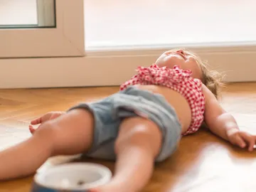 Una niña llorando en el suelo Una niña llorando en el suelo
