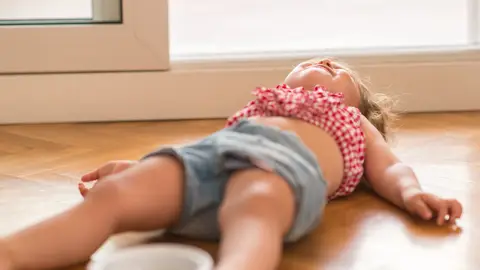 Una niña llorando en el suelo Una niña llorando en el suelo