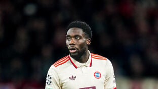 Alphonso Davies en un partido con el Bayern M&uacute;nich