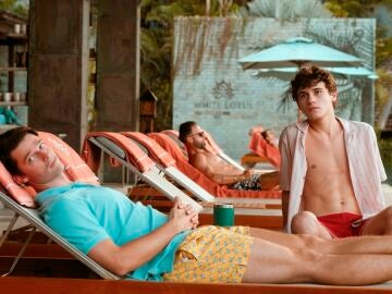 Patrick Schwarzenegger y Sam Nivola como Saxon y Lochlan Ratiff en The White Lotus