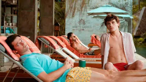 Patrick Schwarzenegger y Sam Nivola como Saxon y Lochlan Ratiff en The White Lotus Patrick Schwarzenegger y Sam Nivola como Saxon y Lochlan Ratiff en The White Lotus