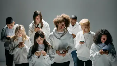 Jóvenes con adicción al móvil Jóvenes con adicción al móvil