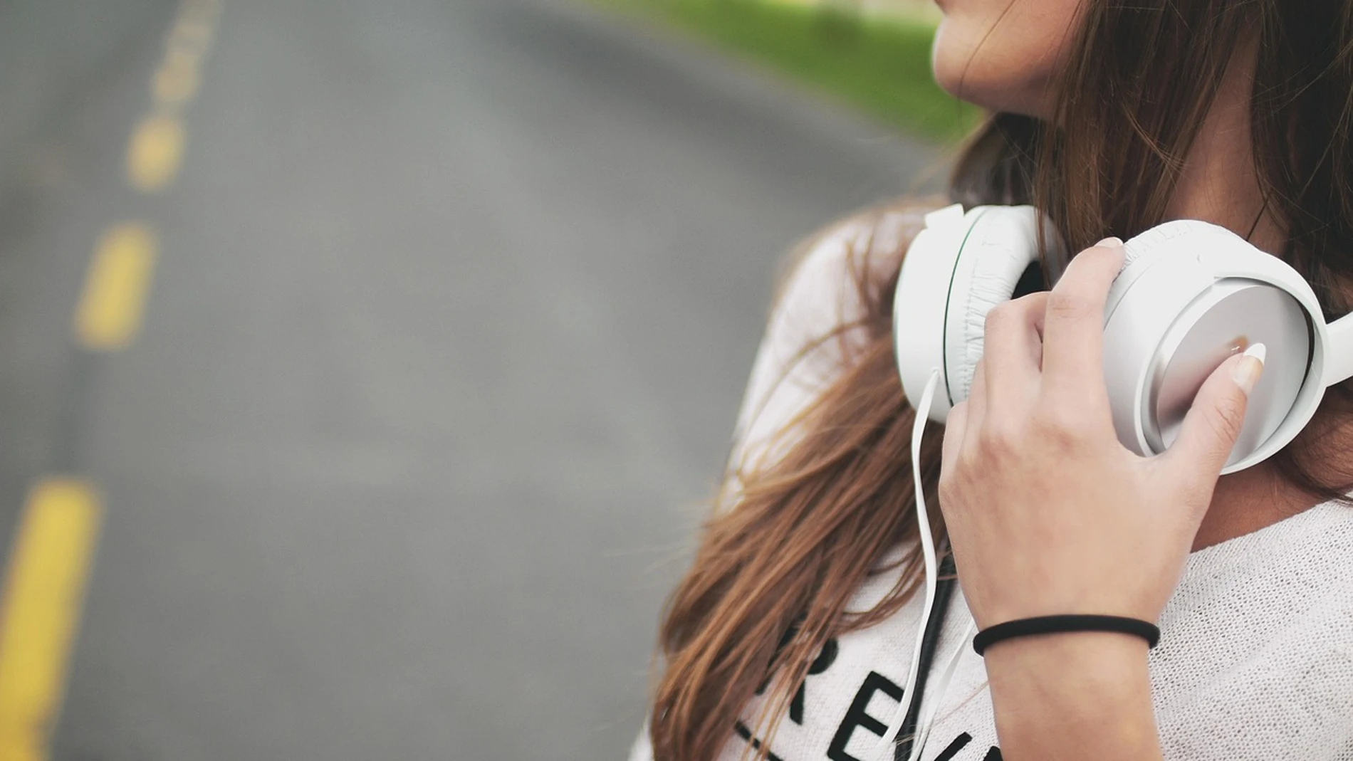 Una chica con auriculares Una chica con auriculares