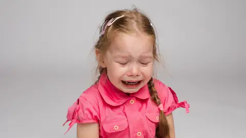 Una niña llorando Una niña llorando