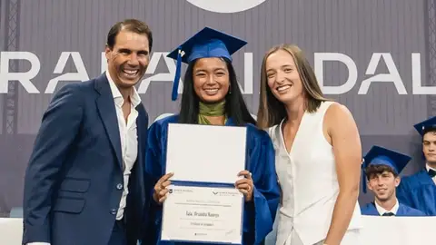 Eala, en el centro de la imagen, acompañada de Nadal y Swiatek Eala, en el centro de la imagen, acompañada de Nadal y Swiatek