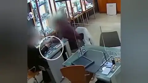 Vídeo: se hace pasar por cliente de una joyería y huye con un botín de 20.000 euros Vídeo: se hace pasar por cliente de una joyería y huye con un botín de 20.000 euros