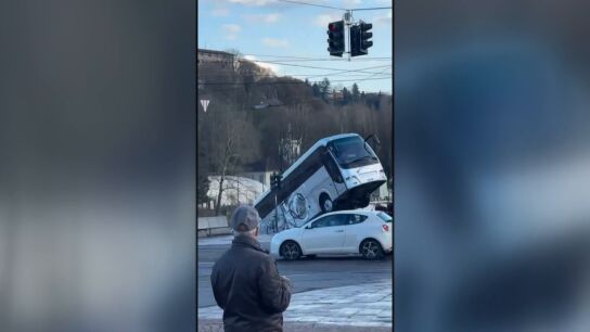 Un autob&uacute;s cae a un r&iacute;o mientras da marcha atr&aacute;s