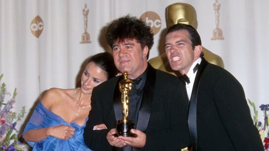 Pen&eacute;lope CRuz, Pedro Almod&oacute;var y Antonio Banderas tras ganar el manchego el Oscar en el a&ntilde;o 2000