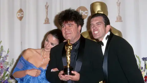 Penélope CRuz, Pedro Almodóvar y Antonio Banderas tras ganar el manchego el Oscar en el año 2000 Penélope CRuz, Pedro Almodóvar y Antonio Banderas tras ganar el manchego el Oscar en el año 2000