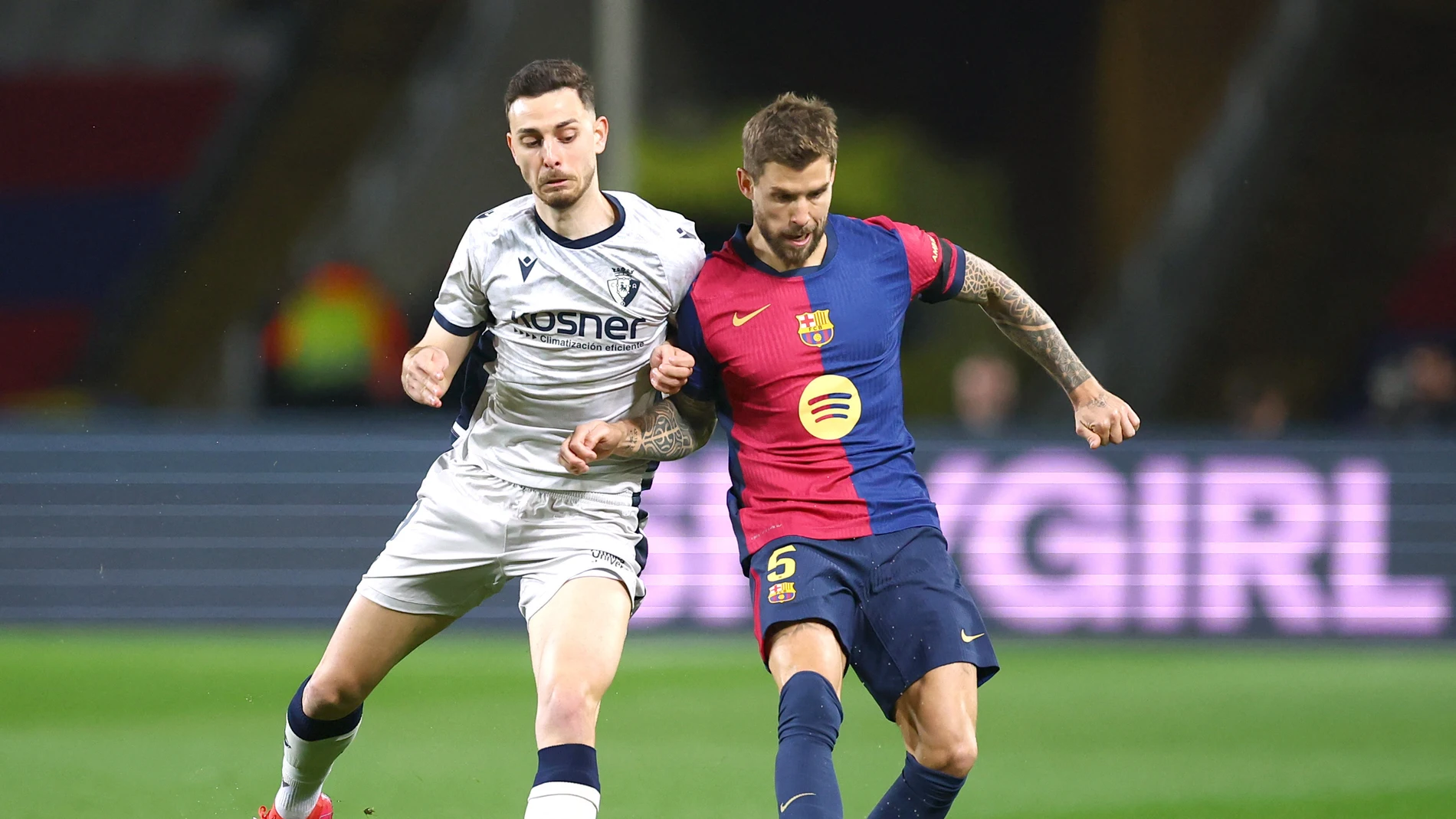 Inigo Martinez y Raúl García pelean por un balón Inigo Martinez y Raúl García pelean por un balón