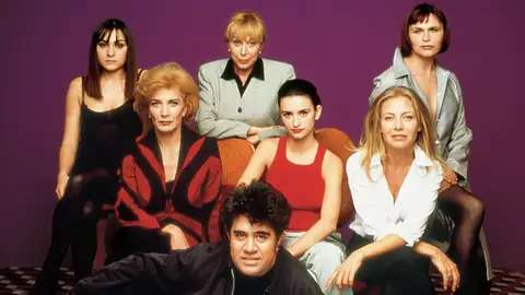 Candela Pena, Rosa María Sarda, Antonia San Juan, Marisa Paredes, Penélope Cruz, Cecilia Roth y el director de Todo sobre mi madre Pedro Almodóvar en 1999 Candela Pena, Rosa María Sarda, Antonia San Juan, Marisa Paredes, Penélope Cruz, Cecilia Roth y el director de Todo sobre mi madre Pedro Almodóvar en 1999