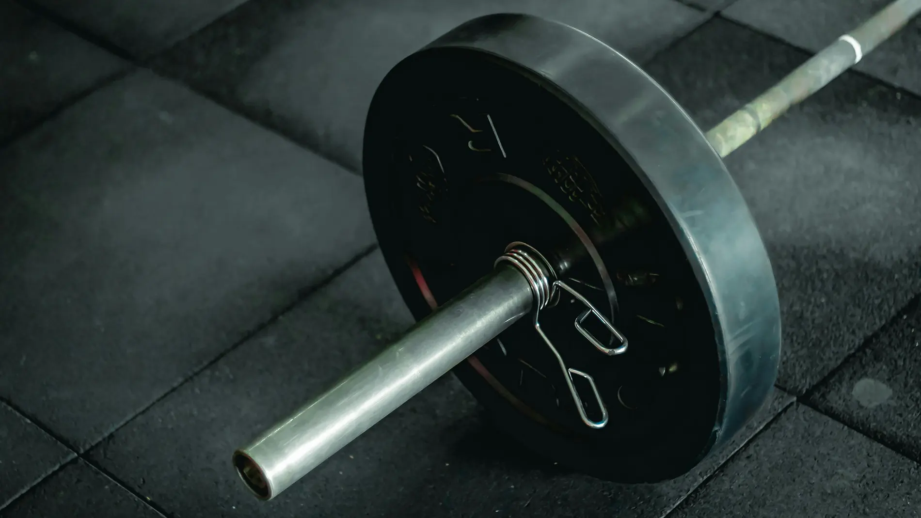 Una barra con pesas Una barra con pesas