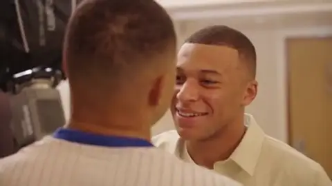 Mbappé alucina con su nueva estatua de cera en el Madame Tussauds de Londres: "¡Soy yo!" Mbappé alucina con su nueva estatua de cera en el Madame Tussauds de Londres: "¡Soy yo!"