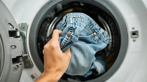 Meter un pantalón vaquero en la lavadora Meter un pantalón vaquero en la lavadora