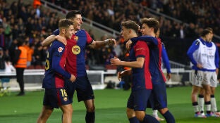 Los jugadores del Barcelona celebran el gol de Robert Lewandowski