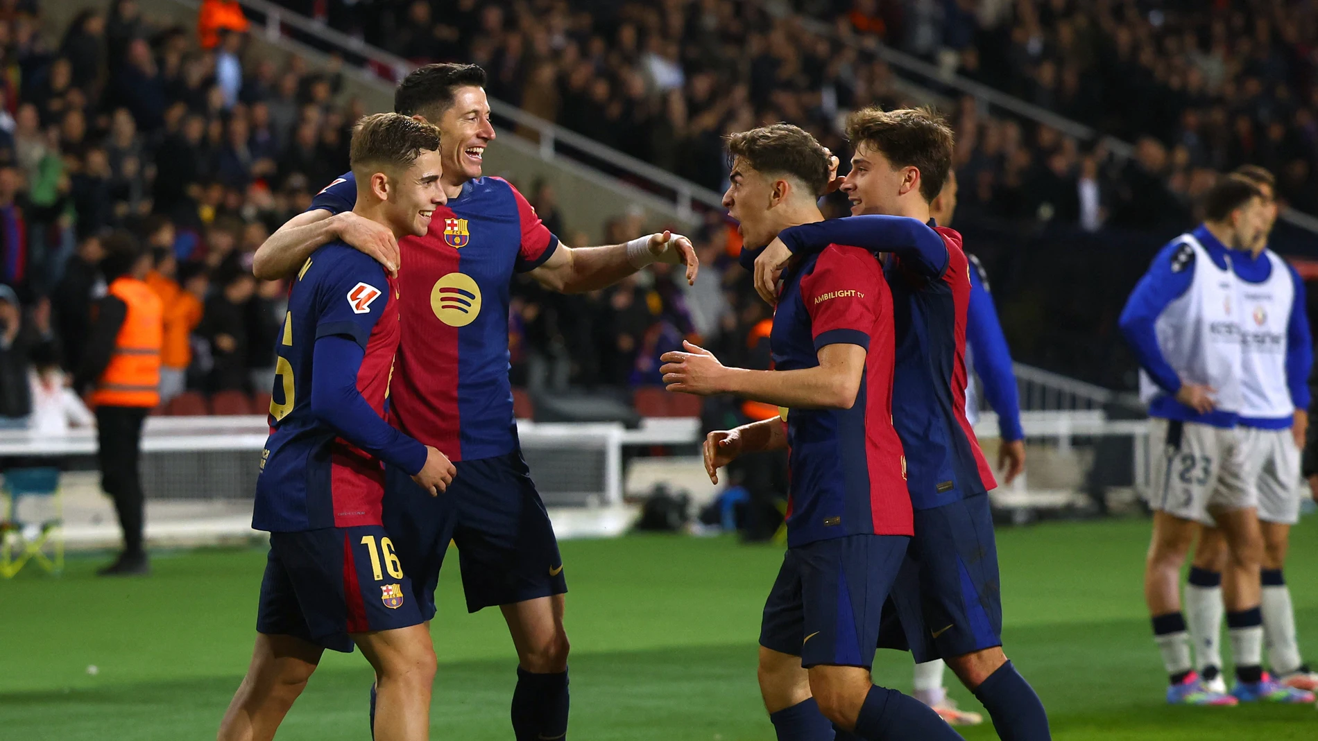 Los jugadores del Barcelona celebran el gol de Robert Lewandowski Los jugadores del Barcelona celebran el gol de Robert Lewandowski