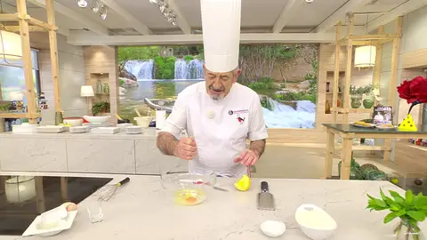 Incorpora la harina, mezcla los ingredientes y amásalos Incorpora la harina, mezcla los ingredientes y amásalos