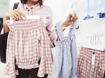 Mujer comprando ropa Mujer comprando ropa