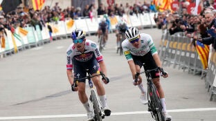 Primoz Roglic supera a Juan Ayuso en la cima de Montserrat
