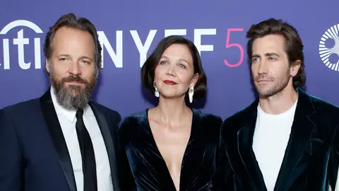 Peter Sarsgaard, Maggie Gyllenhaal y su hermano Jake Gyllenhaal Peter Sarsgaard, Maggie Gyllenhaal y su hermano Jake Gyllenhaal