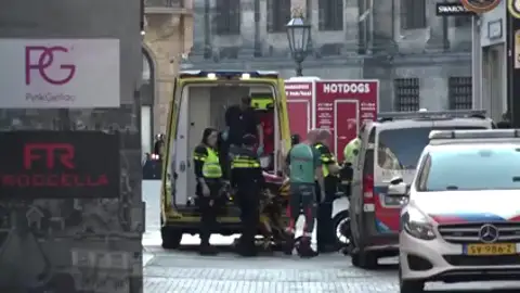 Al menos cinco heridos en un apuñalamiento en una plaza de Ámsterdam Al menos cinco heridos en un apuñalamiento en una plaza de Ámsterdam