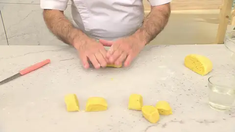 Estira los trozos formando 12 cilindros Estira los trozos formando 12 cilindros