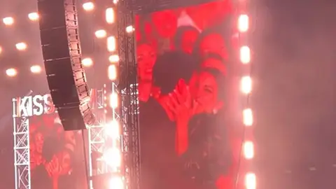 El beso protagonizado por Paula Echevarría y Miguel Torres El beso protagonizado por Paula Echevarría y Miguel Torres