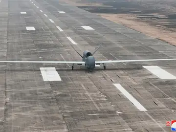Un dron equipado con tecnología de inteligencia artificial Un dron equipado con tecnología de inteligencia artificial