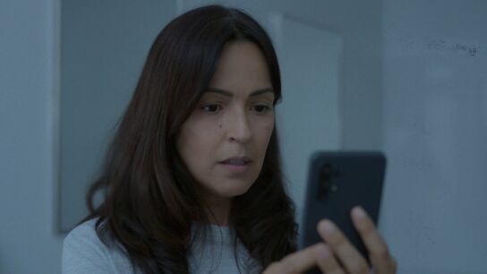 Esther le consigue un m&oacute;vil a &Aacute;ngela&hellip; &iexcl;y le ayuda para que hable con sus hijas!