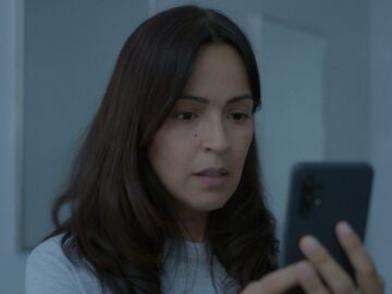 Esther le consigue un m&oacute;vil a &Aacute;ngela&hellip; &iexcl;y le ayuda para que hable con sus hijas!