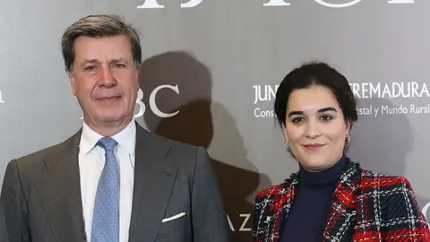 Bárbara Mirjan y Cayetano Martínez de Irujo posando para los medios Bárbara Mirjan y Cayetano Martínez de Irujo posando para los medios