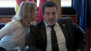 La edil Isabel Bonet conversa con el alcalde de Calvi&agrave;, Juan Antonio Amengual.