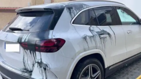 Denuncian la vandalización del coche de la jueza que investiga la muerte de dos guardias civiles en Barbate Denuncian la vandalización del coche de la jueza que investiga la muerte de dos guardias civiles en Barbate
