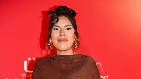 Isa Pantoja posando para los medios Isa Pantoja posando para los medios