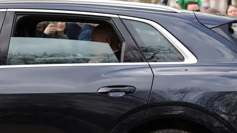 Carlos III en el coche abandonando Clarence House Carlos III en el coche abandonando Clarence House